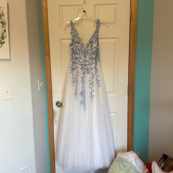 Elegant White Gown with Blue Floral Embroidery and Silver Belt - Picture 5 of 8